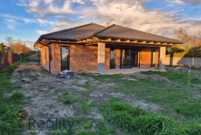 Luxusný 4 izbový rodinný dom  blízko hlavného mesta v obci Kyselica na predaj!