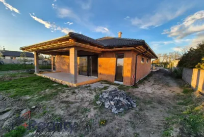 Luxusný 4 izbový rodinný dom  blízko hlavného mesta v obci Kyselica na predaj!