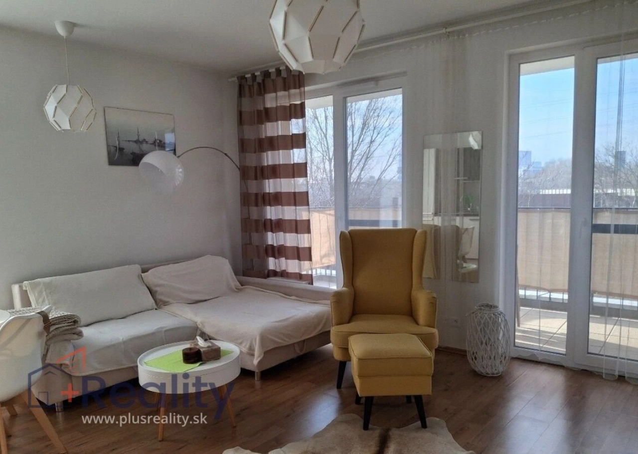Moderný 2 izbový byt s balkónom v mestskej časti Bratislava Ružinov na Bajkalskej ulici na prenájom!