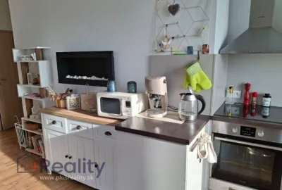 Moderný 2 izbový byt s balkónom v mestskej časti Bratislava Ružinov na Bajkalskej ulici na prenájom!