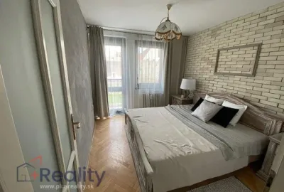 Priestranný 2 izbový byt v mestskej časti Bratislava Staré Mesto na Židovskej ulici na prenájom!