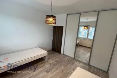 Priestranný 3 izbový byt s balkónom v mestskej časti Bratislava Lamač na ulici Hany Ponickej na prenájom!