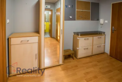 Priestranný, slnečný 2 izbový byt s balkónom v mestskej časti Bratislava Petržalka na Vyšehradskej ulici na prenájom!