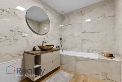 REZERVOVANÉ | Luxusne zariadený rodinný dom v obci Kráľovičove Kračany na predaj!