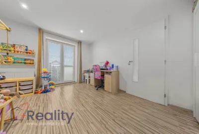 REZERVOVANÉ |  Útulný trojizbový byt s balkónom v meste Sládkovičovo na predaj!