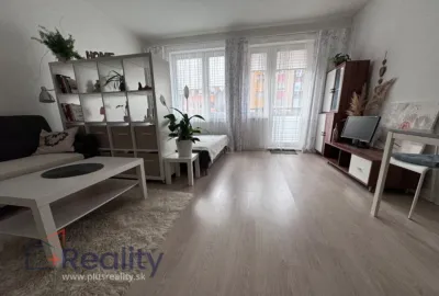 Slnečný 1 izbový byt s balkónom v mestskej časti Bratislava Petržalka na Vyšehradskej ulici na predaj!