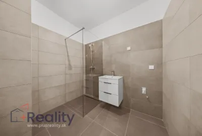 Slnečný 3 izbový byt s balkónom v maďarskej obci Rajka na predaj!