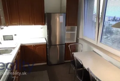 Slnečný 3 izbový byt s balkónom v mestskej časti Bratislava Dúbravka na Bilíkovej ulici na prenájom!