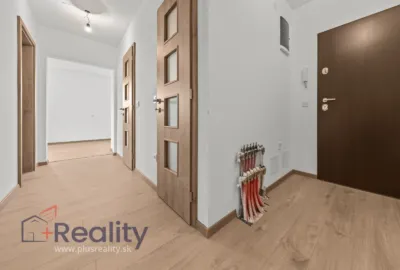 Slnečný 3 izbový byt s predzáhradkou v maďarskej obci Rajka na predaj!