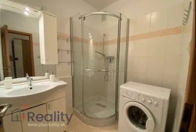 Svetlý 2 izbový byt s balkónom v mestskej časti Bratislava Ružinov, časť Trávniky na Šalviovej ulici na prenájom!
