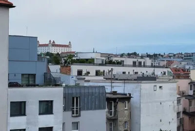 Svetlý 2 izbový byt s dvomi balkónmi v mestskej časti Bratislava Staré Mesto na Špitálskej ulici na prenájom!