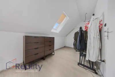 Trojizbový rodinný dom s vlastnou záhradkou a parkovaním v obci Dunajský Klátov na predaj!