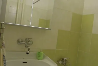 Zariadený 2 izbový byt s balkónom v mestskej časti Bratislava Ružinov na Haburskej ulici  na prenájom!