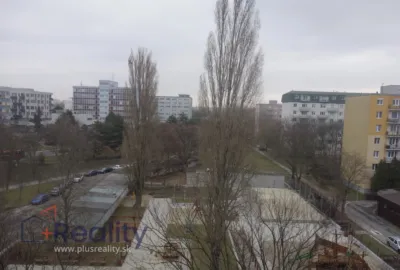 Zariadený 2 izbový byt s balkónom v mestskej časti Bratislava Ružinov na Haburskej ulici  na prenájom!