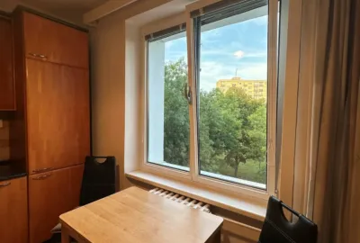 Zariadený 3 izbový byt s balkónom v mestskej časti Bratislava Ružinov na Stropkovskej ulici na prenájom!