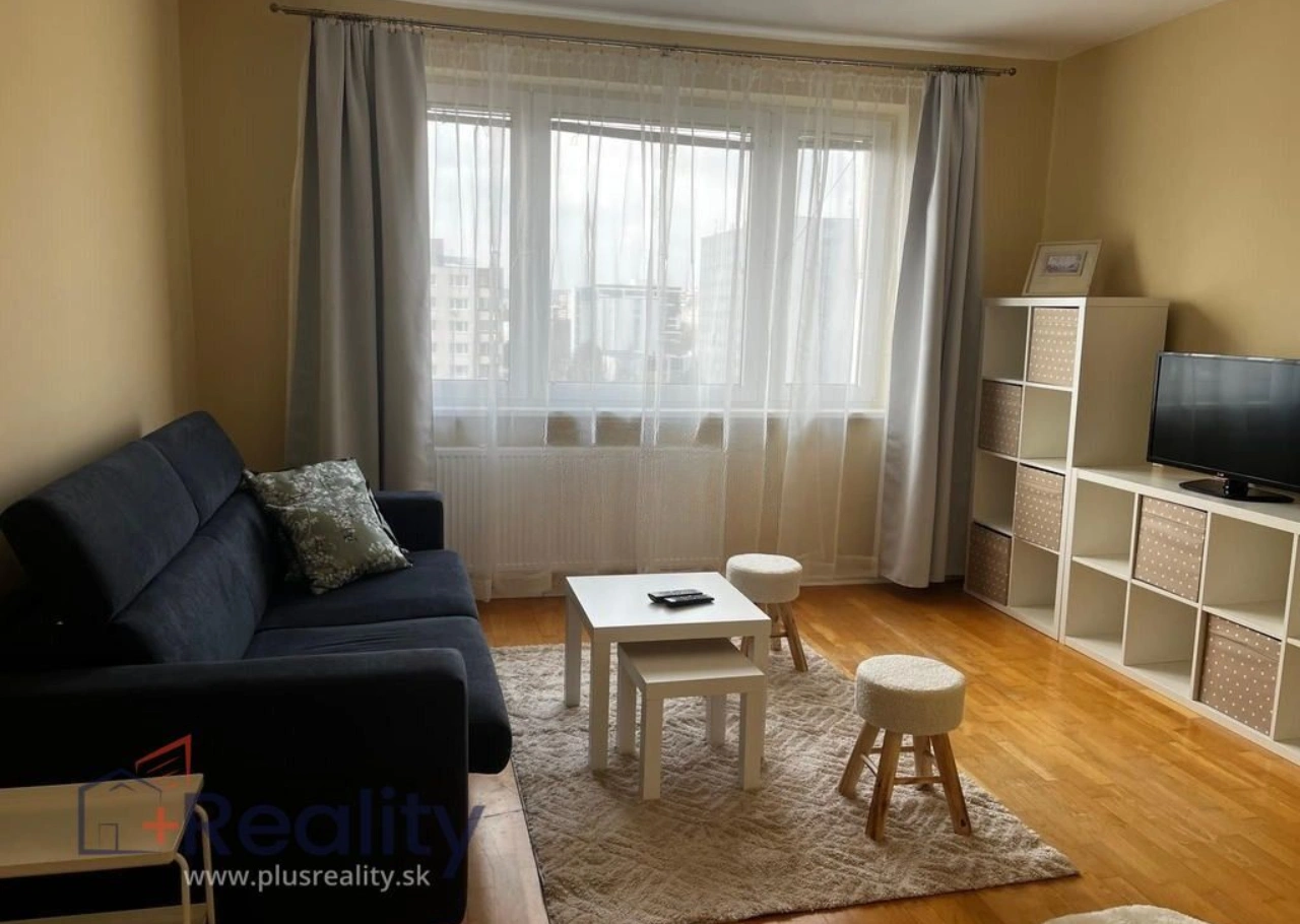 Zrekonštruovaný 2 izbový byt s balkónom v mestskej časti Bratislava Ružinov na Mierovej ulici na prenájom!