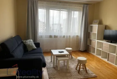 Zrekonštruovaný 2 izbový byt s balkónom v mestskej časti Bratislava Ružinov na Mierovej ulici na prenájom!