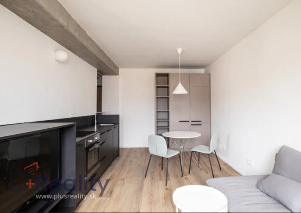 Zrekonštruovaný 2 izbový byt v mestskej časti Bratislava Nové mesto na Budyšínskej ulici na prenájom!