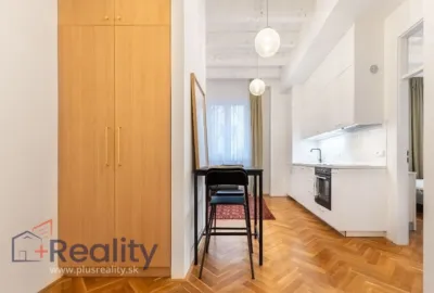 Zrekonštruovaný 2 izbový byt v mestskej časti Bratislava Staré Mesto na Jesenského ulici na prenájom!