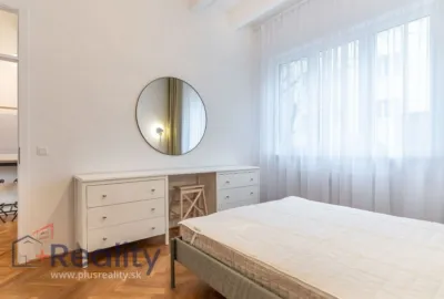 Zrekonštruovaný 2 izbový byt v mestskej časti Bratislava Staré Mesto na Jesenského ulici na prenájom!