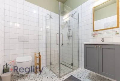 Zrekonštruovaný 2 izbový byt v mestskej časti Bratislava Staré Mesto na Jesenského ulici na prenájom!