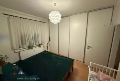 Zrekonštruovaný, zariadený 3 izbový byt s balkónom v mestskej časti Bratislava Ružinov na Haburskej ulici na prenájom!