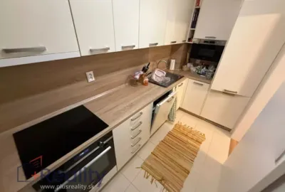 Zrekonštruovaný, zariadený 3 izbový byt s balkónom v mestskej časti Bratislava Ružinov na Haburskej ulici na prenájom!