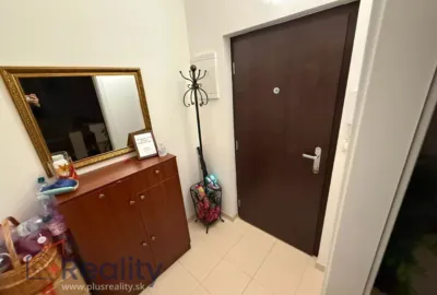 Zrekonštruovaný, zariadený 3 izbový byt s balkónom v mestskej časti Bratislava Ružinov na Haburskej ulici na prenájom!