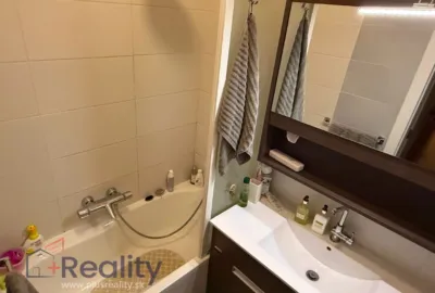 Zrekonštruovaný, zariadený 3 izbový byt s balkónom v mestskej časti Bratislava Ružinov na Haburskej ulici na prenájom!