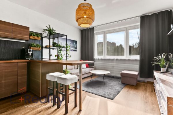PLUS REALITY | Kompletne zrekonštruovaný dvojizbový byt v meste Bratislava - časť Lamač na predaj!