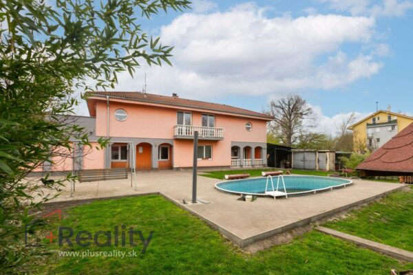 PLUS REALITY | Rodinný dom s bazénom, krbom a veľkým pozemkom v meste Dunajská Streda na predaj!