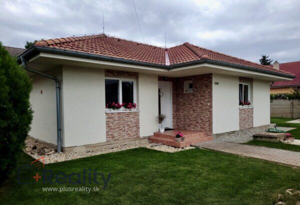 PLUS REALITY I  Zariadený 3 izbový rodinný dom v zastavanej časti obce Košúty v okrese Galanta na predaj!